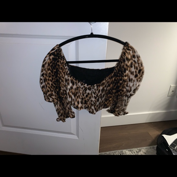 Cheetah crop top with puffed shoulder - Picture 2 of 2